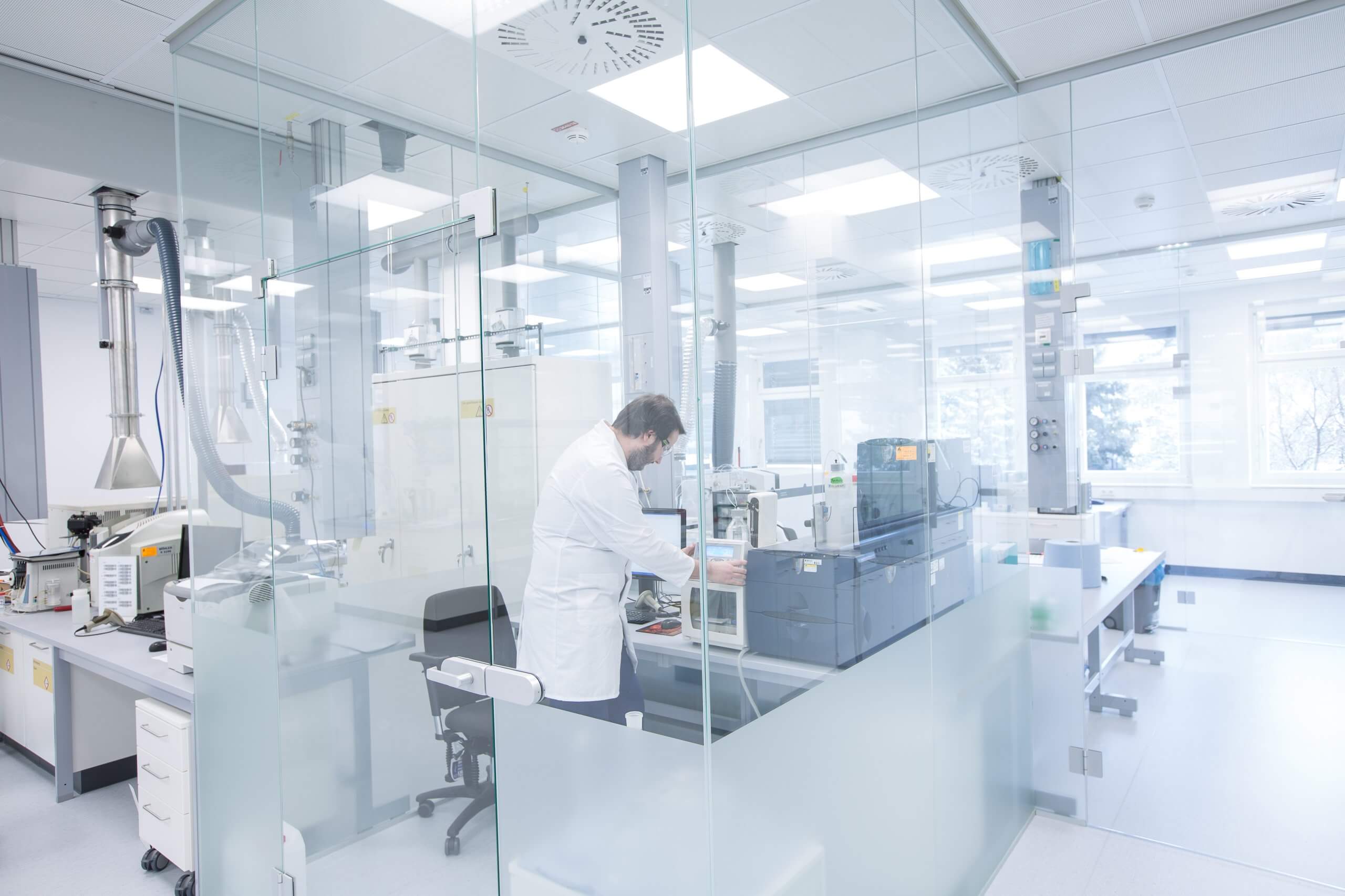 Chemical Laboratories / Chemische Labors